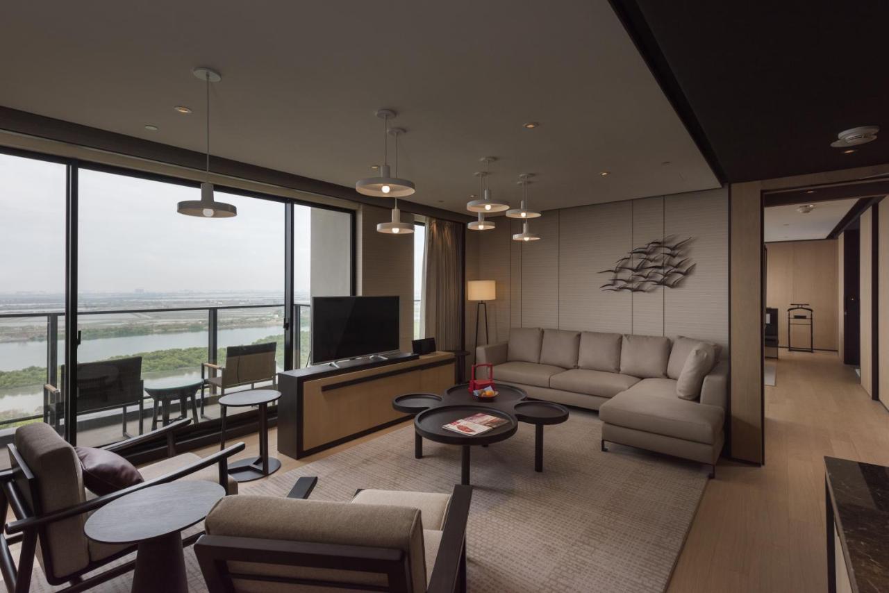 Crowne Plaza Tainan By Ihg Ξενοδοχείο Εξωτερικό φωτογραφία A living room at the hotel