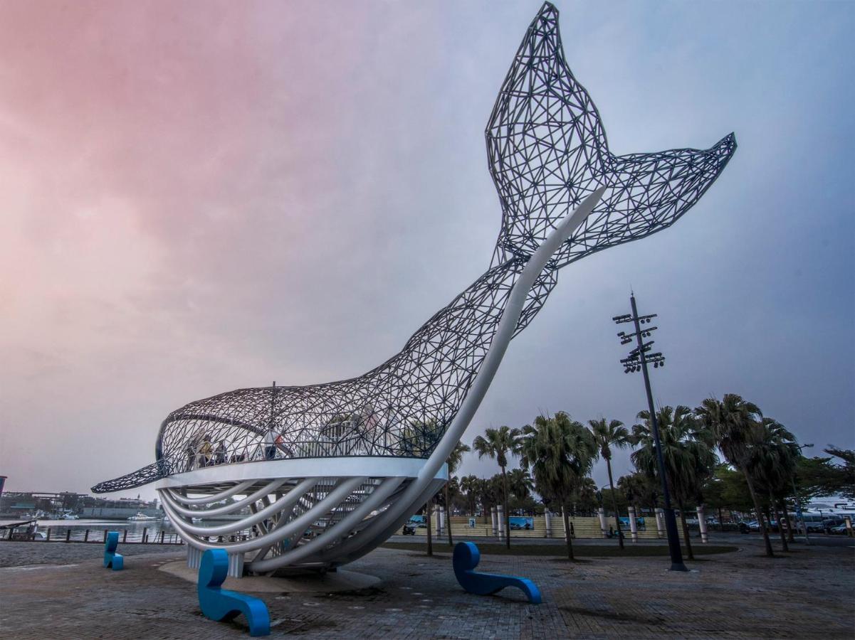 Crowne Plaza Tainan By Ihg Ξενοδοχείο Εξωτερικό φωτογραφία The Whale sculpture at the entrance of the park