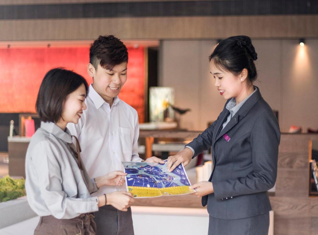 Crowne Plaza Tainan By Ihg Ξενοδοχείο Εξωτερικό φωτογραφία Thai Airways' ground staff at Suvarnabhumi Airport