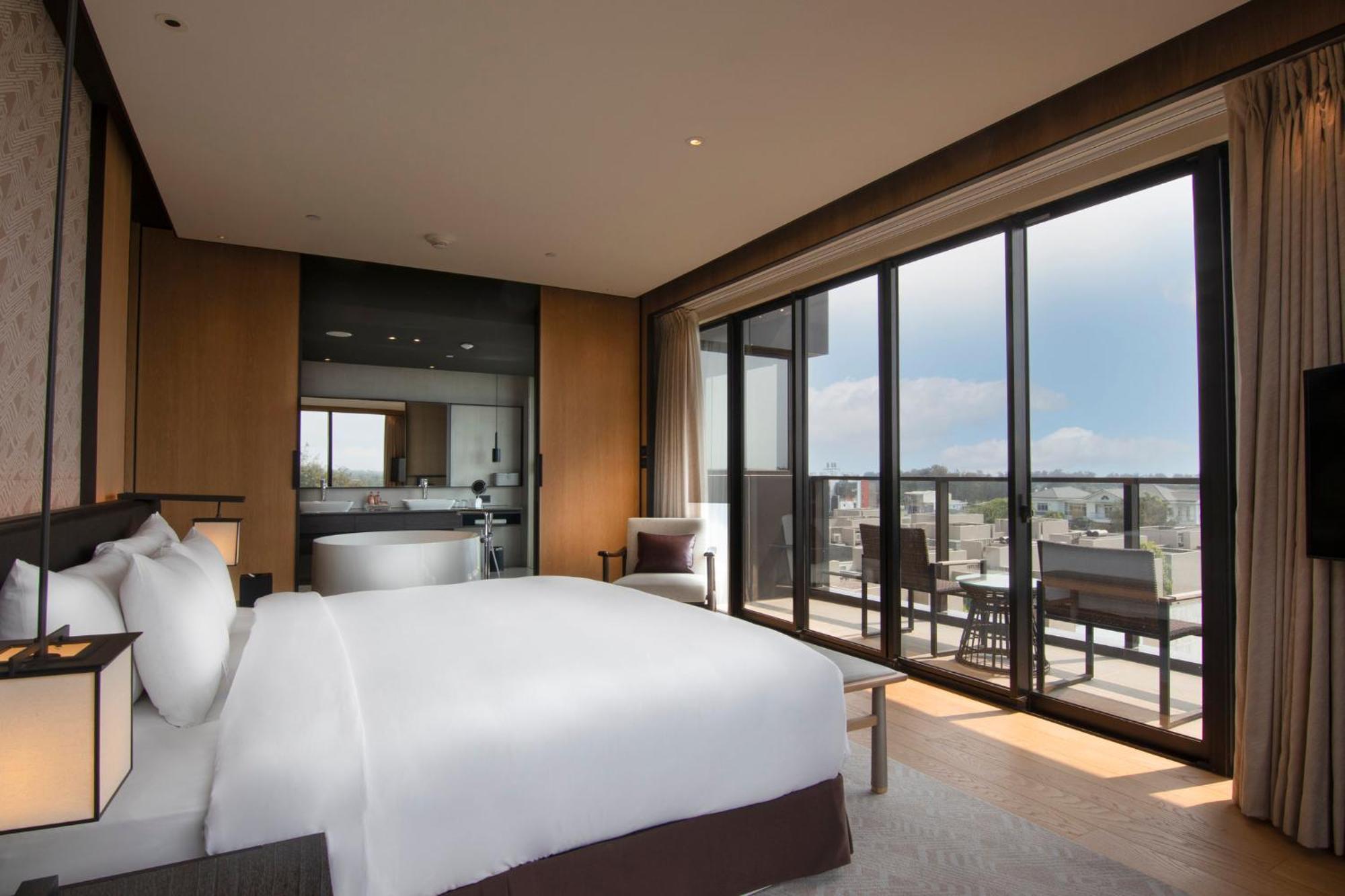 Crowne Plaza Tainan By Ihg Ξενοδοχείο Εξωτερικό φωτογραφία A bedroom at the hotel
