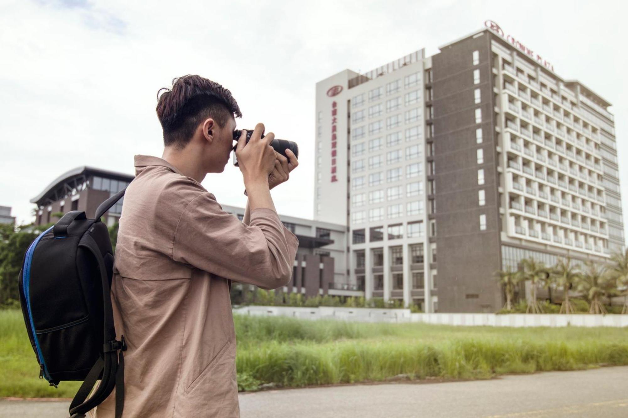 Crowne Plaza Tainan By Ihg Ξενοδοχείο Εξωτερικό φωτογραφία A tourist taking a photo of the hotel
