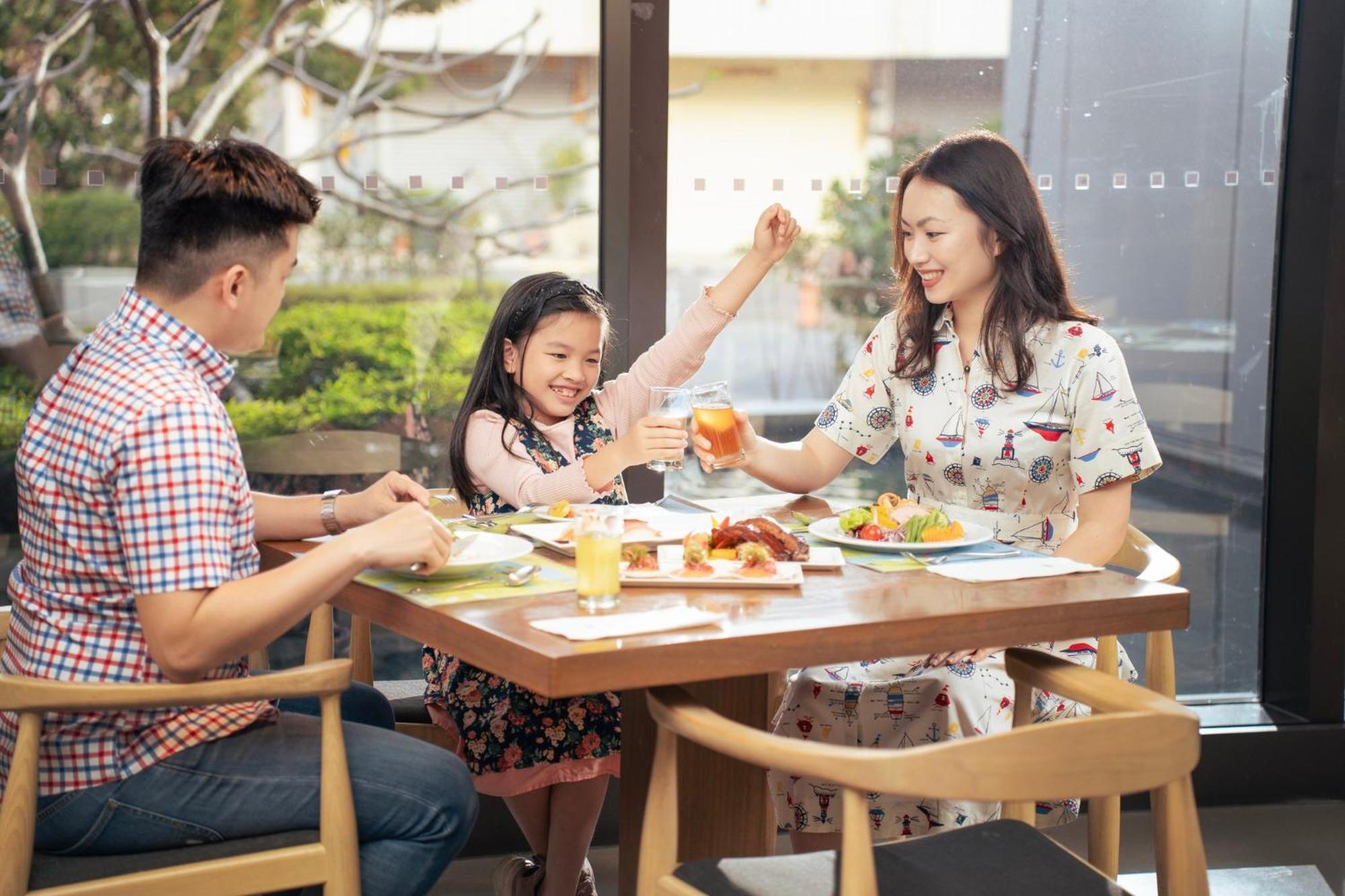 Crowne Plaza Tainan By Ihg Ξενοδοχείο Εξωτερικό φωτογραφία A family in Vietnam