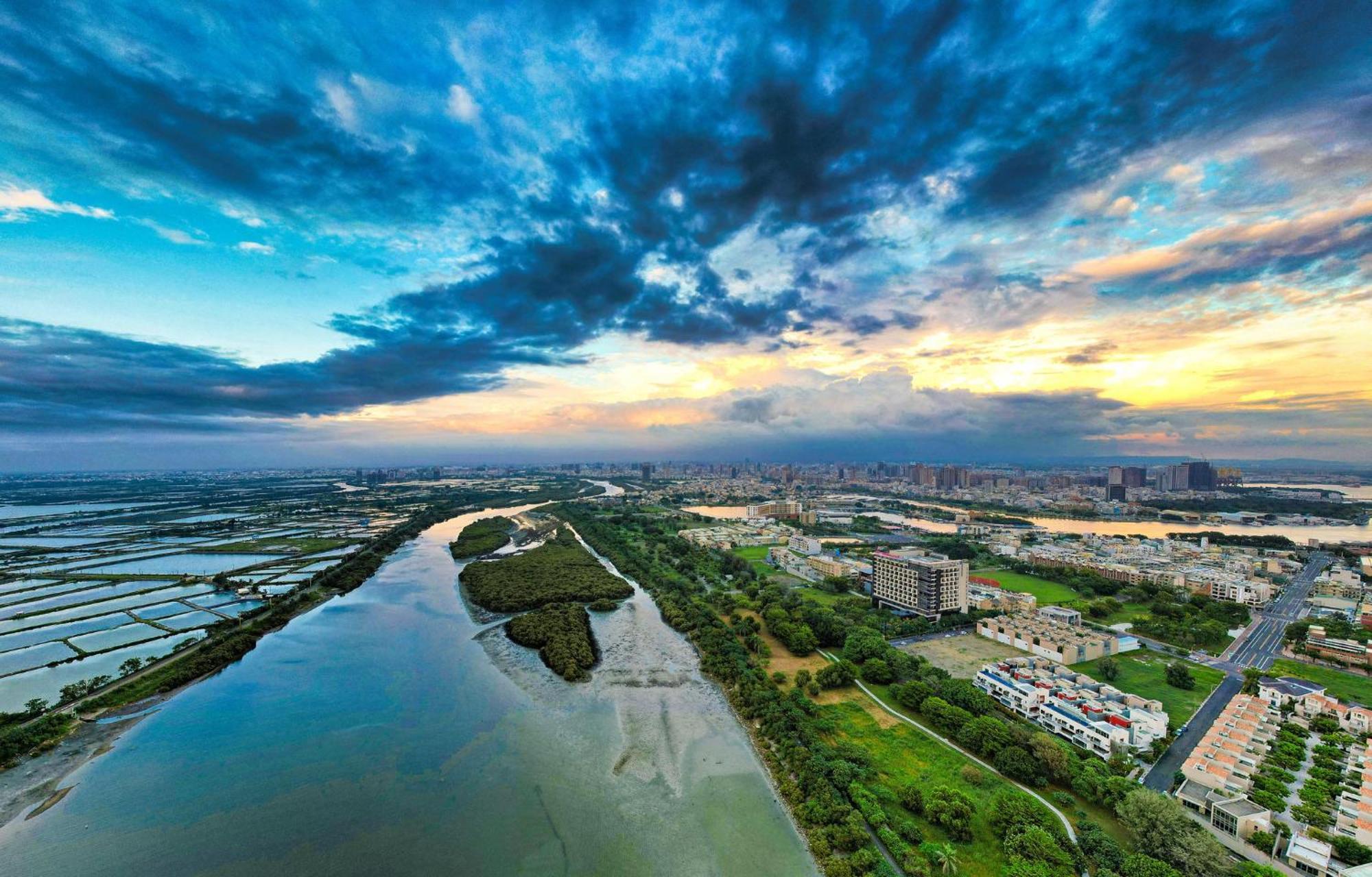 Crowne Plaza Tainan By Ihg Ξενοδοχείο Εξωτερικό φωτογραφία Aerial view of the river