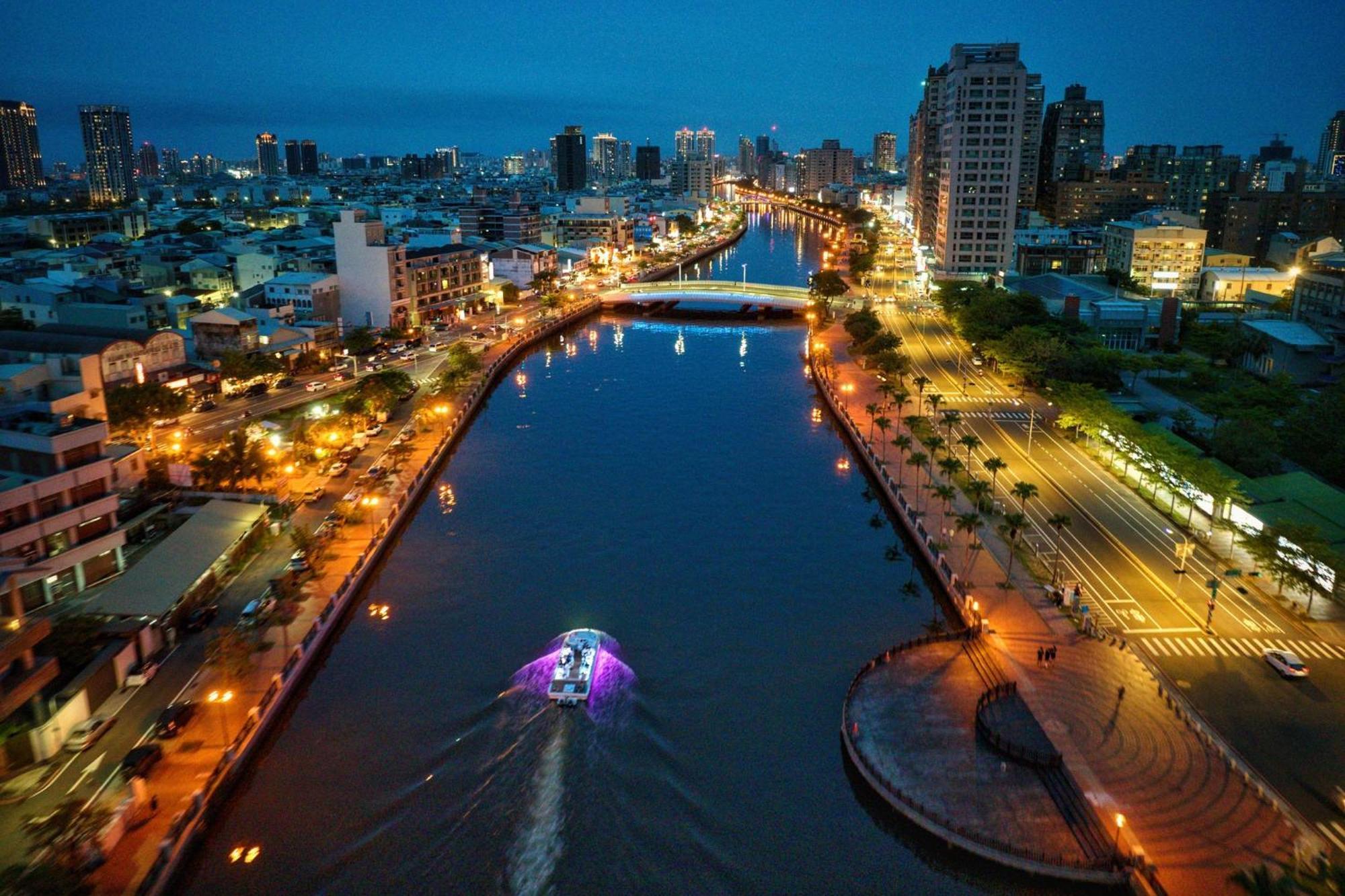 Crowne Plaza Tainan By Ihg Ξενοδοχείο Εξωτερικό φωτογραφία View of the river at night